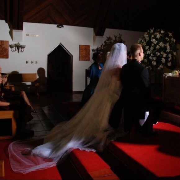 Make me an offerOleg Cassini Wedding dress Size 4 - Picture 8 of 8